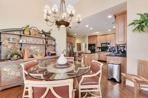 19 Caruso Pl, Armonk NY 10504-1366 exterior