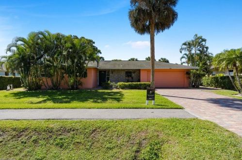 660 111 Ave, Naples FL 34108-1824 exterior