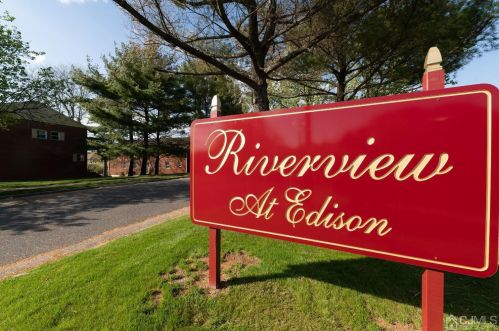 72 Fox Rd, Edison NJ 08817-4947 exterior