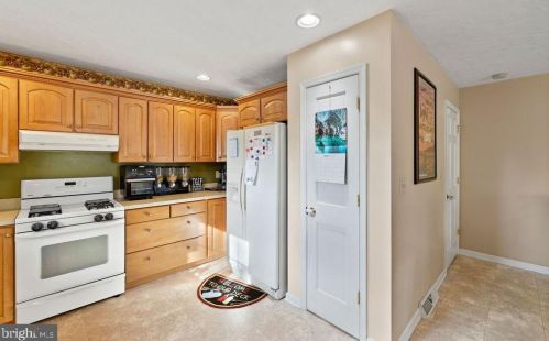 381 Thornhill Dr, Hanover PA  17331-7976 exterior