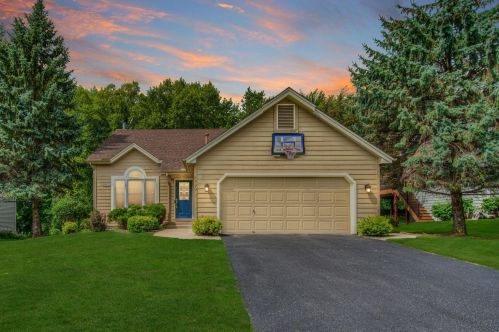 1890 Park Rdg Dr, Chaska MN 55318-2810 exterior