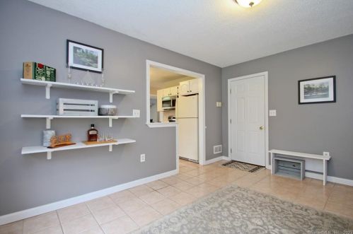 14 Carriage House, Enfield CT 06082-6025 exterior