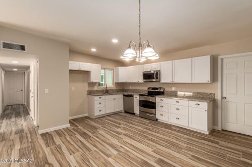 7055 Camino De Ln Tierra, Tucson AZ 85741-2416 exterior