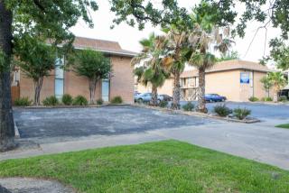 302 38th St, Austin TX  78705-1422 exterior