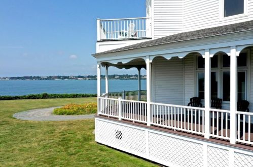 333 Tuckerman Ave, Middletown RI 02842-6049 exterior