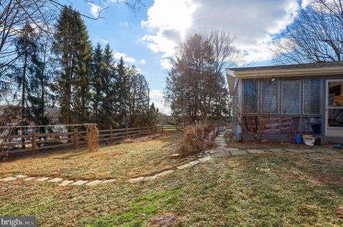 306 Blf Vw Dr, Lancaster PA 17601-4136 exterior