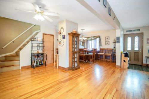 7 Ln St, Seymour CT 06483-3333 exterior