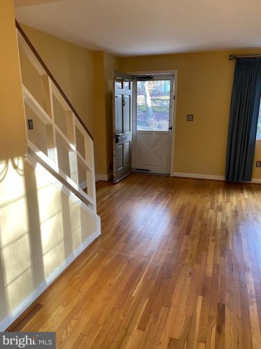 9850 Hollow Glen Pl, Silver Spring, MD 20910-1138