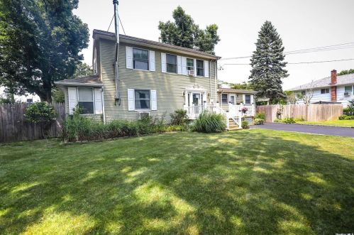 314 Oakwood Rd, Huntington Station, NY 11746-7226