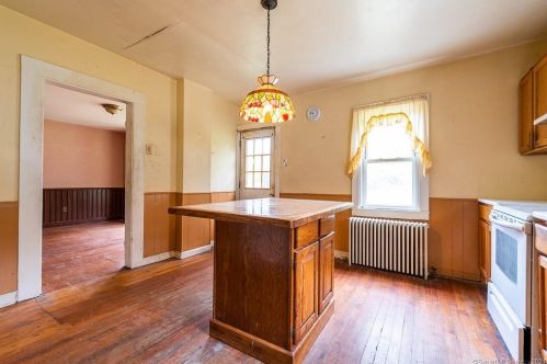 1075 Poquonock Ave, Windsor CT 06095-1234 exterior