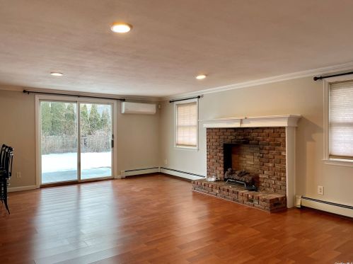 8 Crawford Ct, Huntington Station NY  11746-1502 exterior