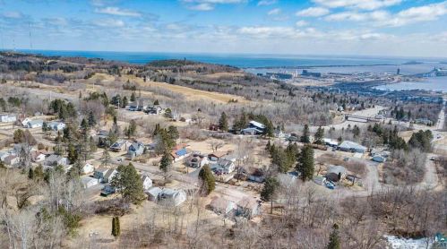 1807 Springvale Rd, Duluth MN 55811-3151 exterior