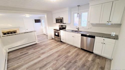 6 Oakwood St, Enfield CT 06082-2725 exterior