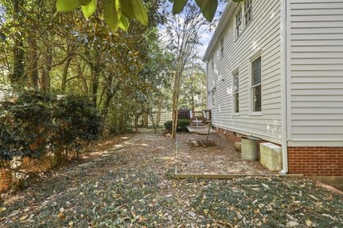 1386 Hanover West Dr, Atlanta GA 30327-1139 exterior