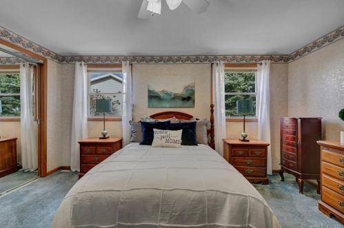 39 Caroline Dr, Milford CT 06461-2715 exterior