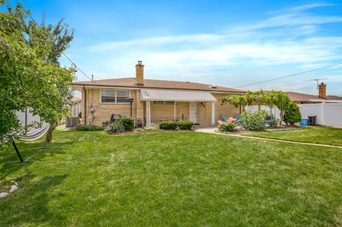 8232 Catherine Ave, Chicago IL 60656-1110 exterior