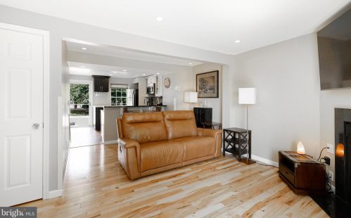 6841 Heatherway Ct, Alexandria VA 22315-3942 exterior