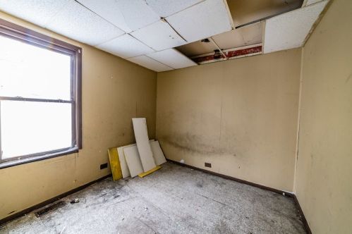 9002 Mackinaw Ave, Chicago IL 60617-4437 exterior