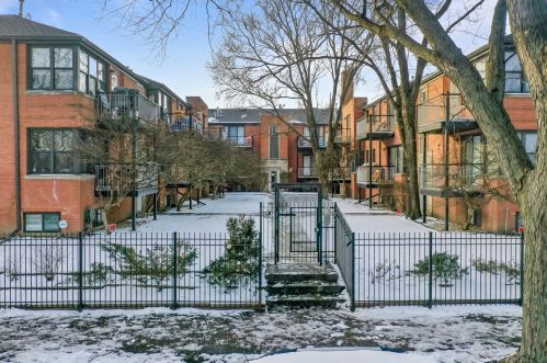 7332 Winchester Ave, Chicago, IL 60626-1586