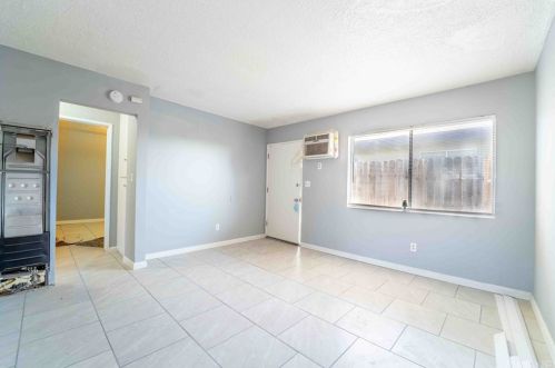 1437 Lake St, Bakersfield CA 93305-4841 exterior