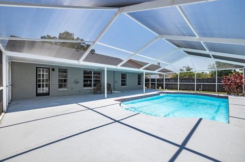 7044 Hollowell Dr, Tampa FL  33634-1089 exterior