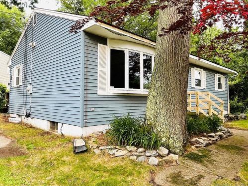 5 Orchard Dr, Uncasville, CT 06382-2229