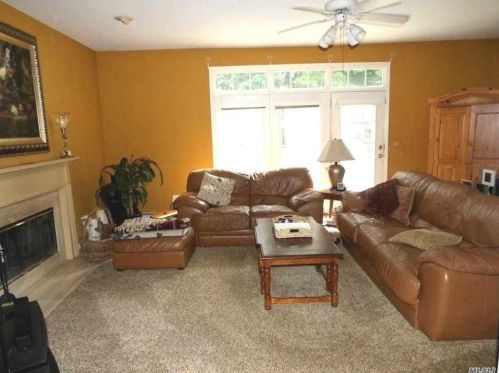 32 Pheasant Run Ln, Huntington Station NY 11746-8142 exterior