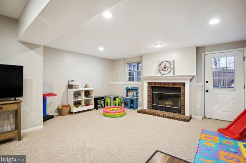 6020 Kestner Cir, Alexandria VA  22315-4833 exterior