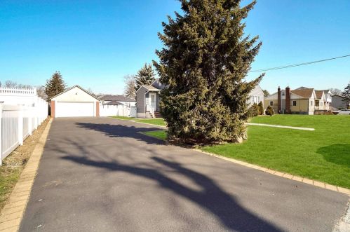 1526 10 St, Babylon NY 11704-3836 exterior