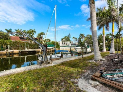 1660 Sandpiper St, Naples FL 34102-0005 exterior