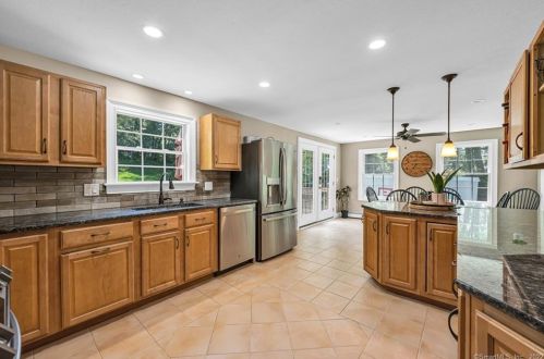 360 Taylor Rd, Enfield CT 06082-4042 exterior