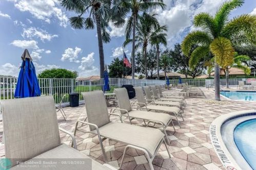 7948 Lando Ave, Boynton Beach FL 33437-6359 exterior