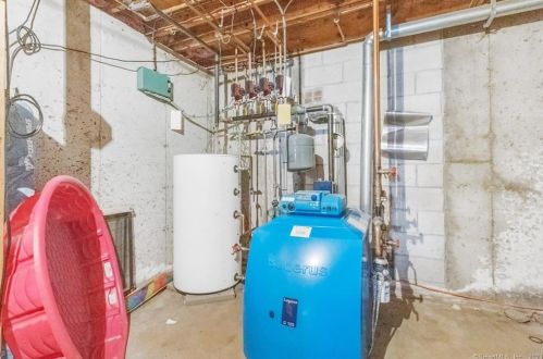 27 Ryefield, Enfield CT 06082-3935 exterior