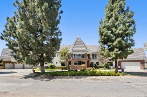 1061 Crestview Dr, Fullerton, CA 92833-2202