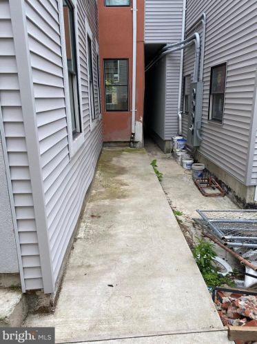 1810 Frankford Ave, Philadelphia PA 19136-3133 exterior