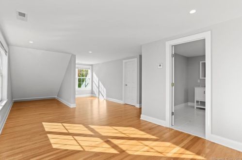 8 Gdn Ln, Westport CT 06880-5316 exterior