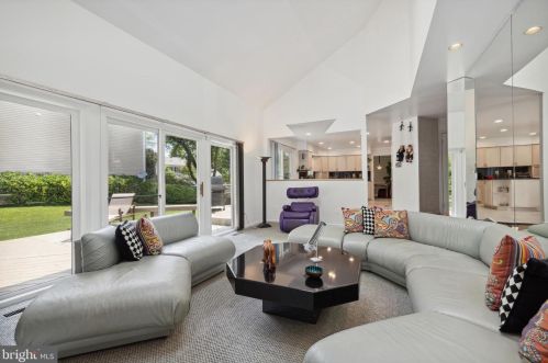 933 Willowleaf Way, Rockville MD 20854-2946 exterior