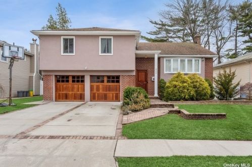 638 Colfax Pl, Valley Stream, NY 11581-3006