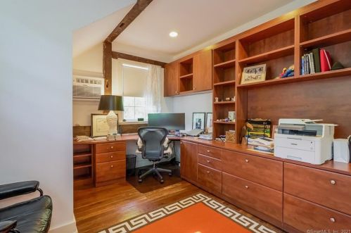 31 Deforest Rd, Wilton CT 06897-1908 exterior