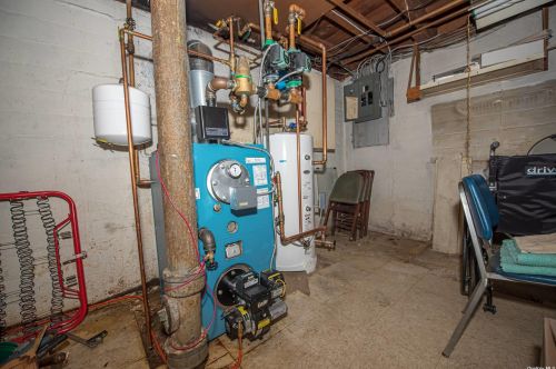 22 Darewood Ln, Valley Stream NY 11581-2408 exterior