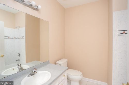 5 Taylor Ct, Columbus NJ  08022-2339 exterior