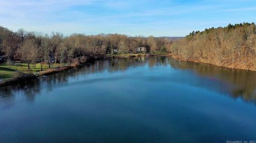 303 Mamanasco Rd, Ridgefield CT 06877-2425 exterior