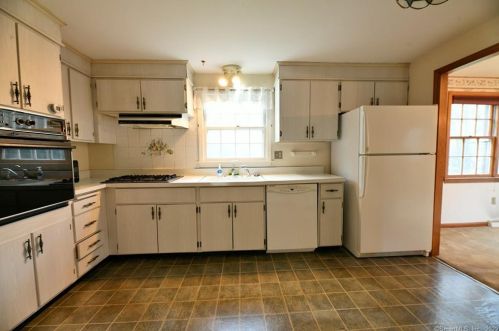 64 Grv Rd, North Haven CT 06473-2420 exterior