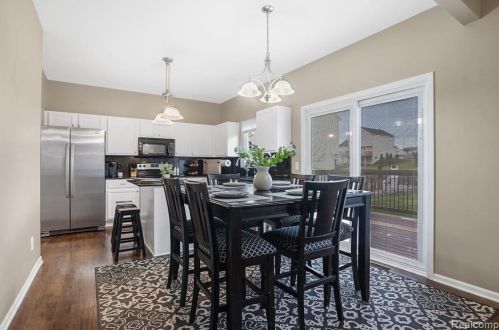 823 Cyn Crk Dr, Holly MI 48442-1560 exterior