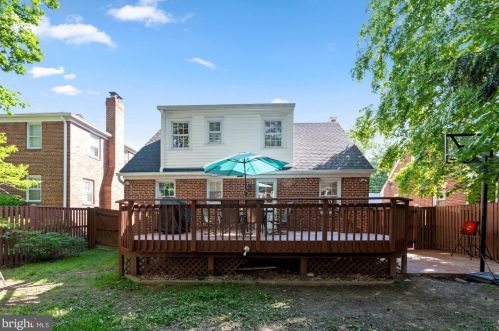 1712 Oakcrest Dr, Alexandria VA 22302-2336 exterior