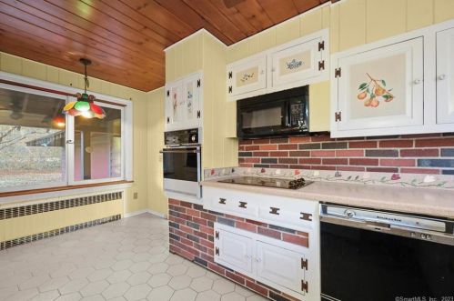 51 Lyons Plains Rd, Westport CT 06880-1305 exterior