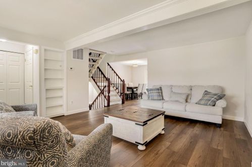 1124 Floyd Pl, Herndon, VA 20170-3538