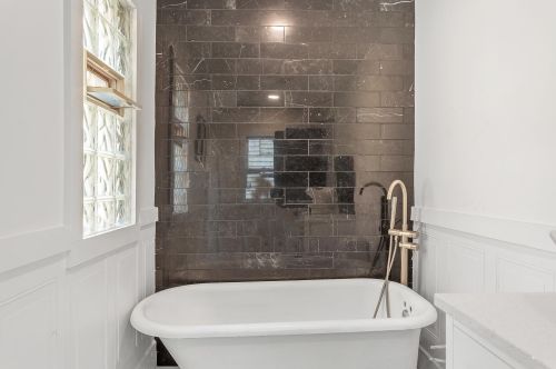 1812 Thomas Ave, Milwaukee WI  53211-4358 exterior