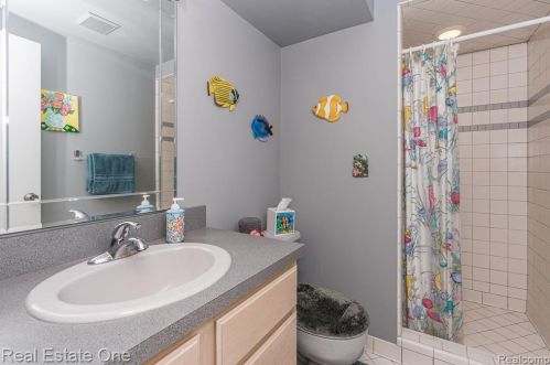 2872 River Trail Dr, Rochester MI  48309-3201 exterior