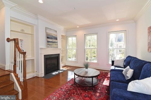 713 Carpenter Rd, Alexandria VA  22314-6227 exterior